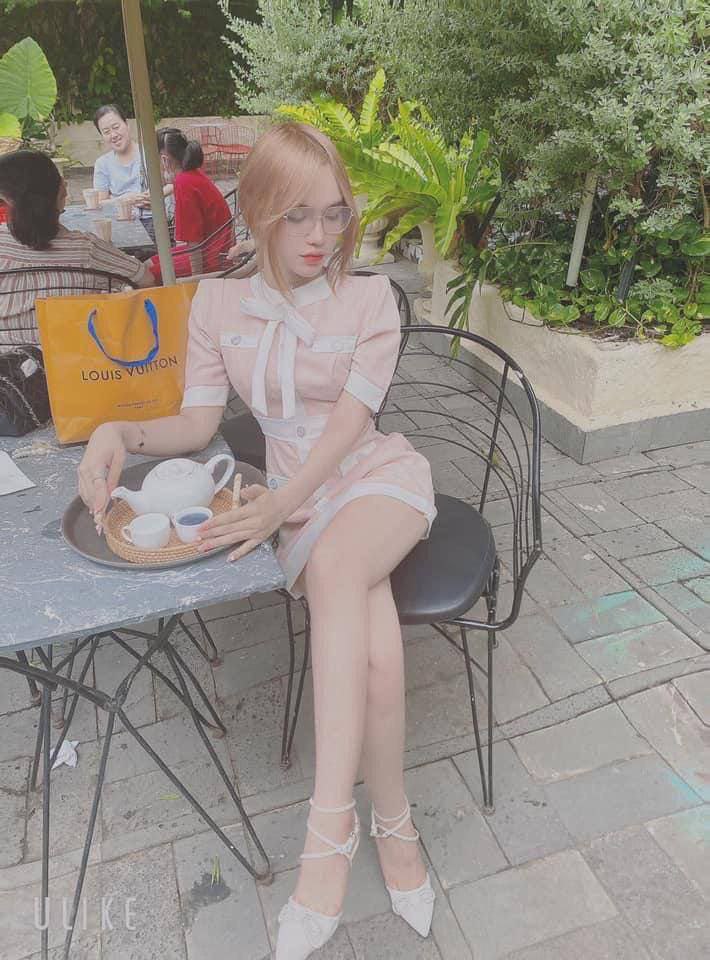 Bố dượng số hưởng địt cùng lúc con gái và em trợ lý riêng
