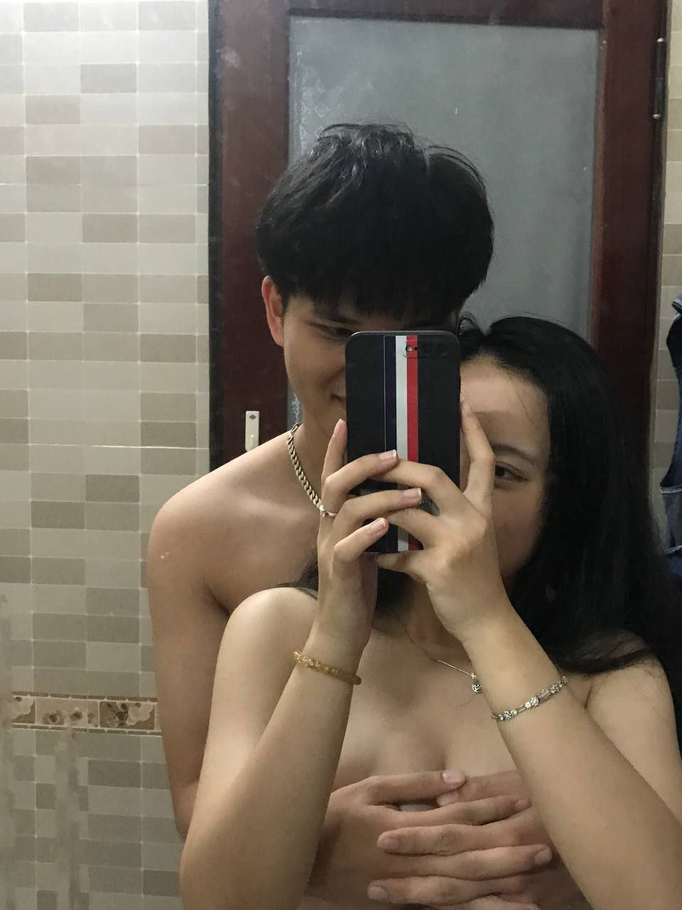 Cô gái trẻ tóc vàng đã quan hệ, đầu tiên là trò chuyện, chạm vào âm hộ, tán tỉnh, thổi kèn cho cô ấy, sau đó cưỡi cô ấy và quan hệ mạnh bạo...